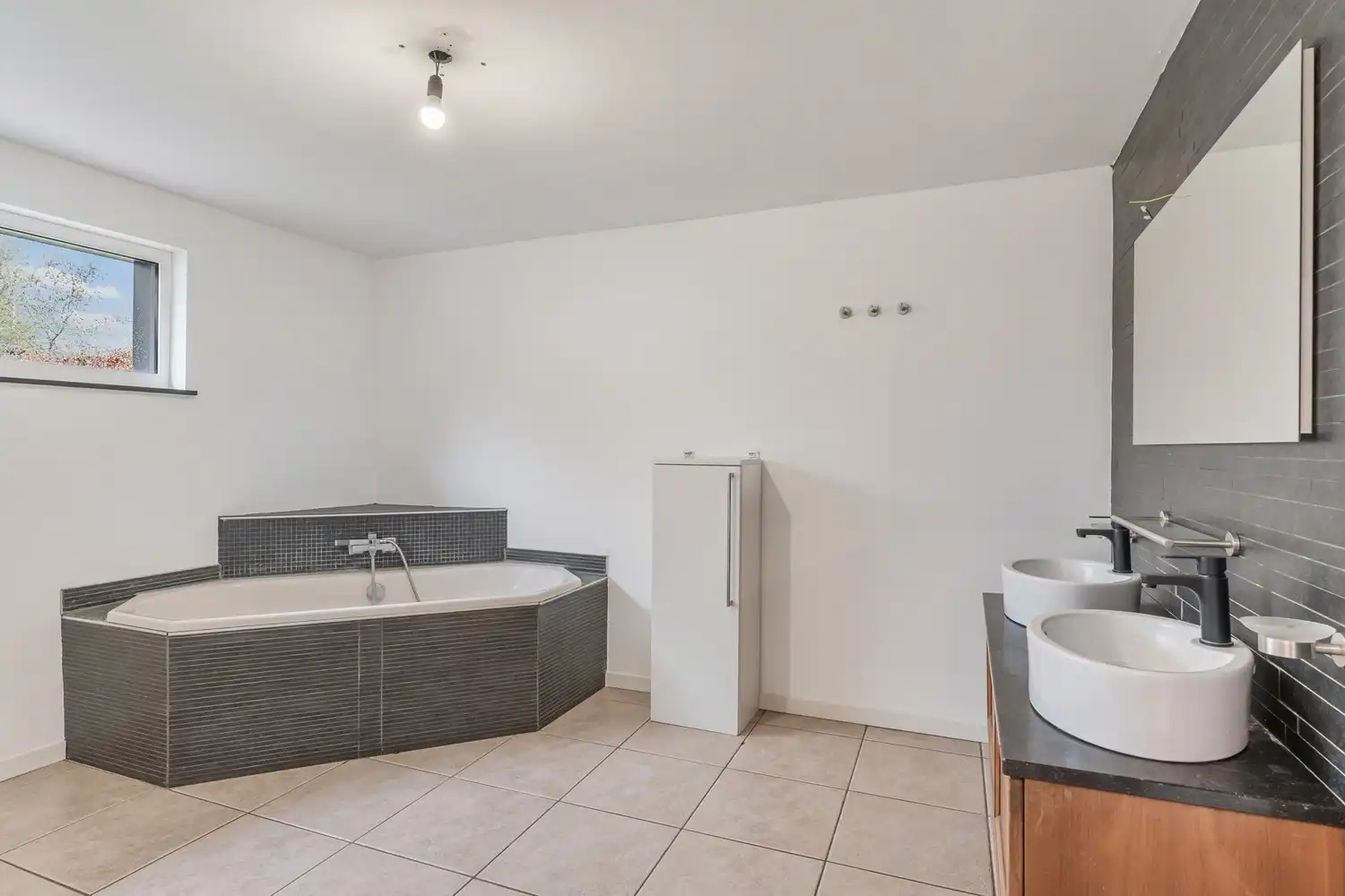 Instapklare, gerenoveerde halfopen bebouwing met 3 slaapkamers op ruim perceel in Sint-Truiden foto 10