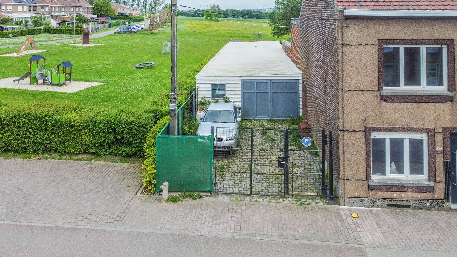 Een welgelegen perceel met heden een grote garage  foto {{pictureIndex}}