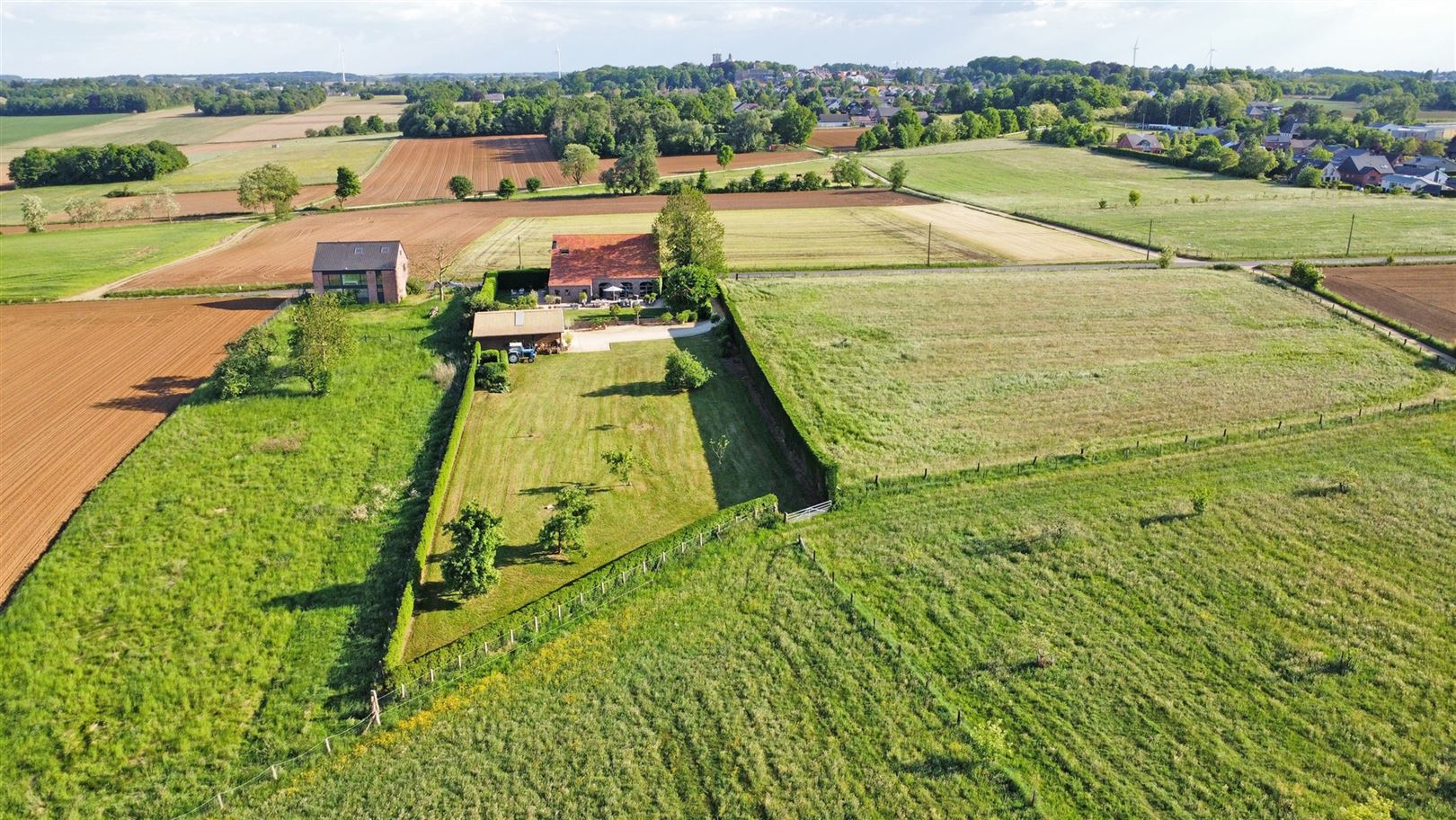 Volledig gerenoveerd landhuis op 1,44 ha tussen de velden foto {{pictureIndex}}