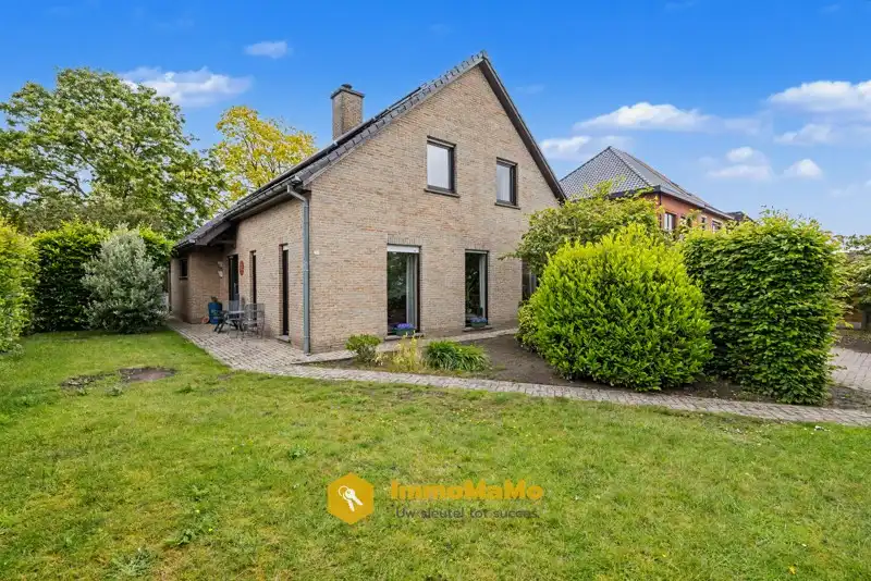 ZEER PRAKTISCHE EN RUIME WONING MET 6 SLAAPKAMERS TE KOOP foto {{pictureIndex}}