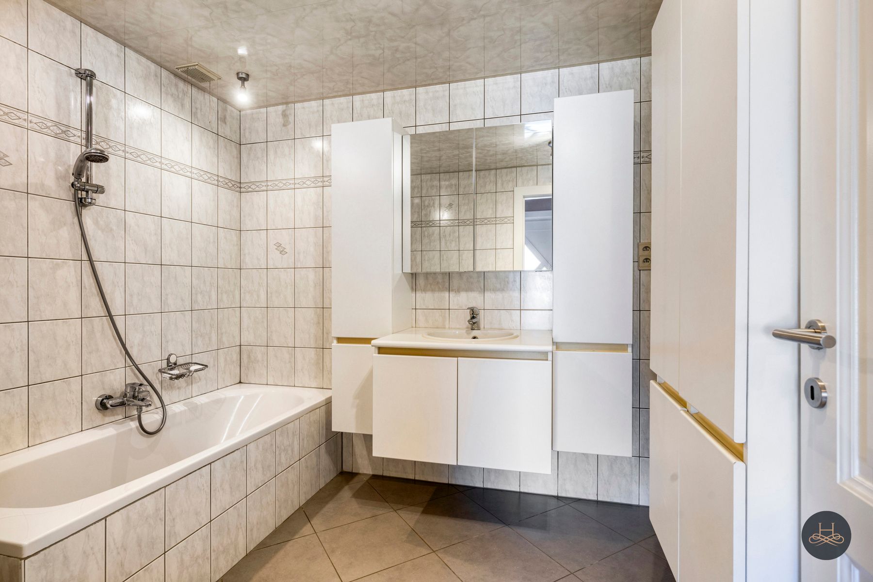 Woning met ruime loods op royaal perceel foto 11