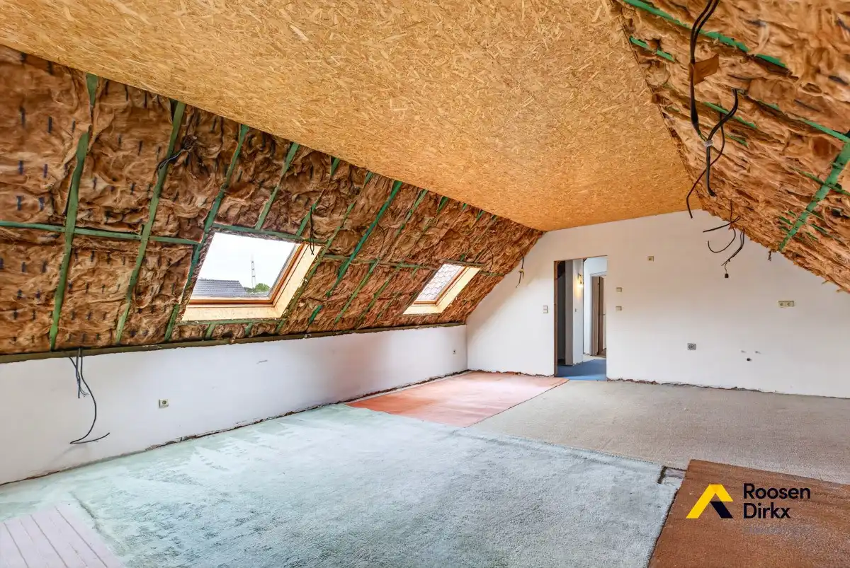 Vrijstaande en degelijke gezinswoning met 300m² bewoonbare oppervlakte en mogelijk 5 slaapkamers op perceel van 974m² foto 31