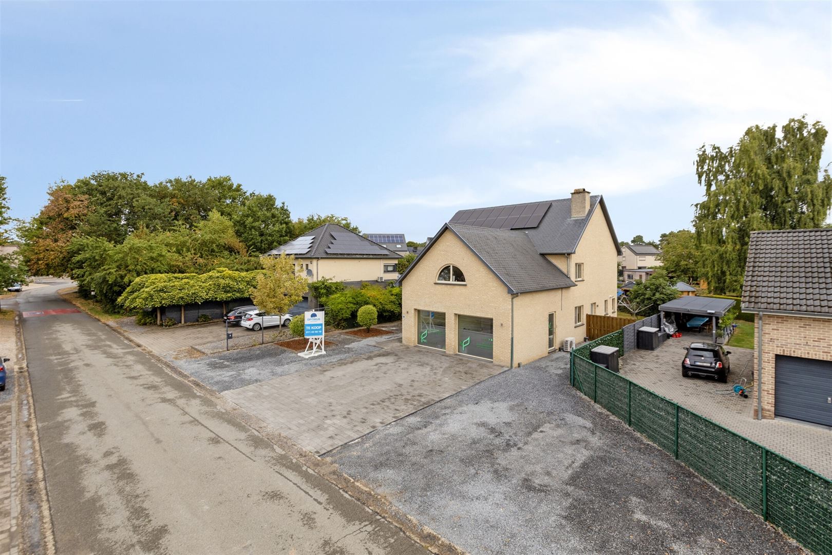 TE KOOP: Ruime woning met praktijkruimte in Maasmechelen! foto 4