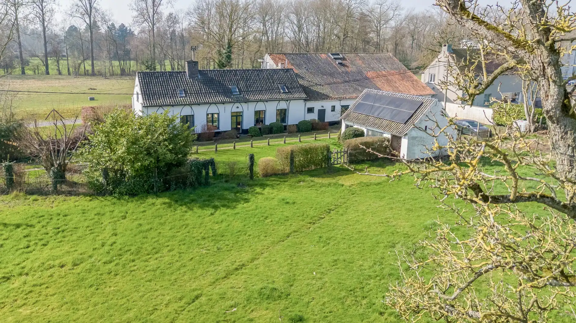 Hoofdfoto van de publicatie: Unieke hovenierswoning op een perceel van 1 ha 18a 84ca