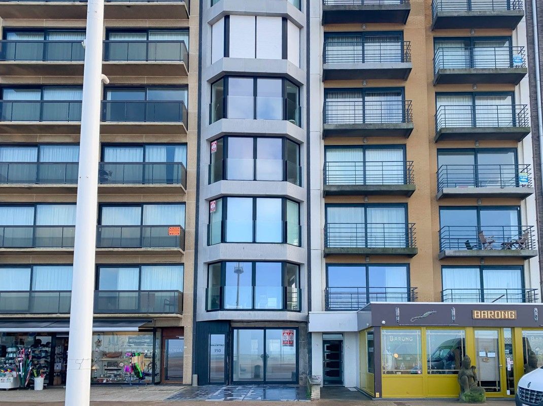 Prachtig gerenoveerd appartement met twee slaapkamers en ruime terrassen op de Zeedijk van Koksijde! foto 3