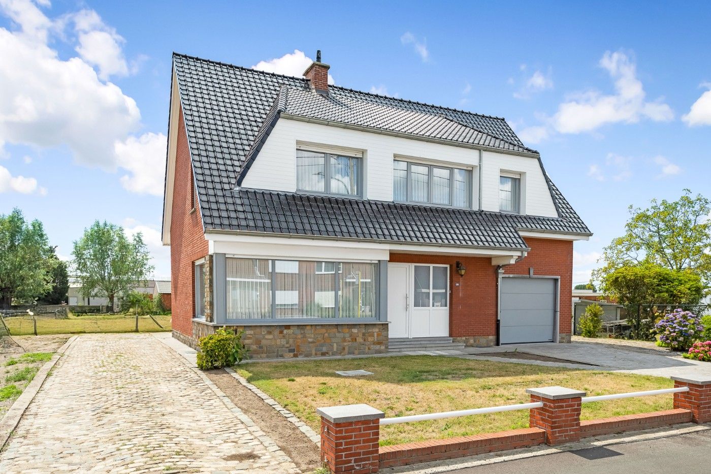 Ruime, gerieflijke open bebouwing met 3 slpk., grote tuin en inpandige garage foto {{pictureIndex}}
