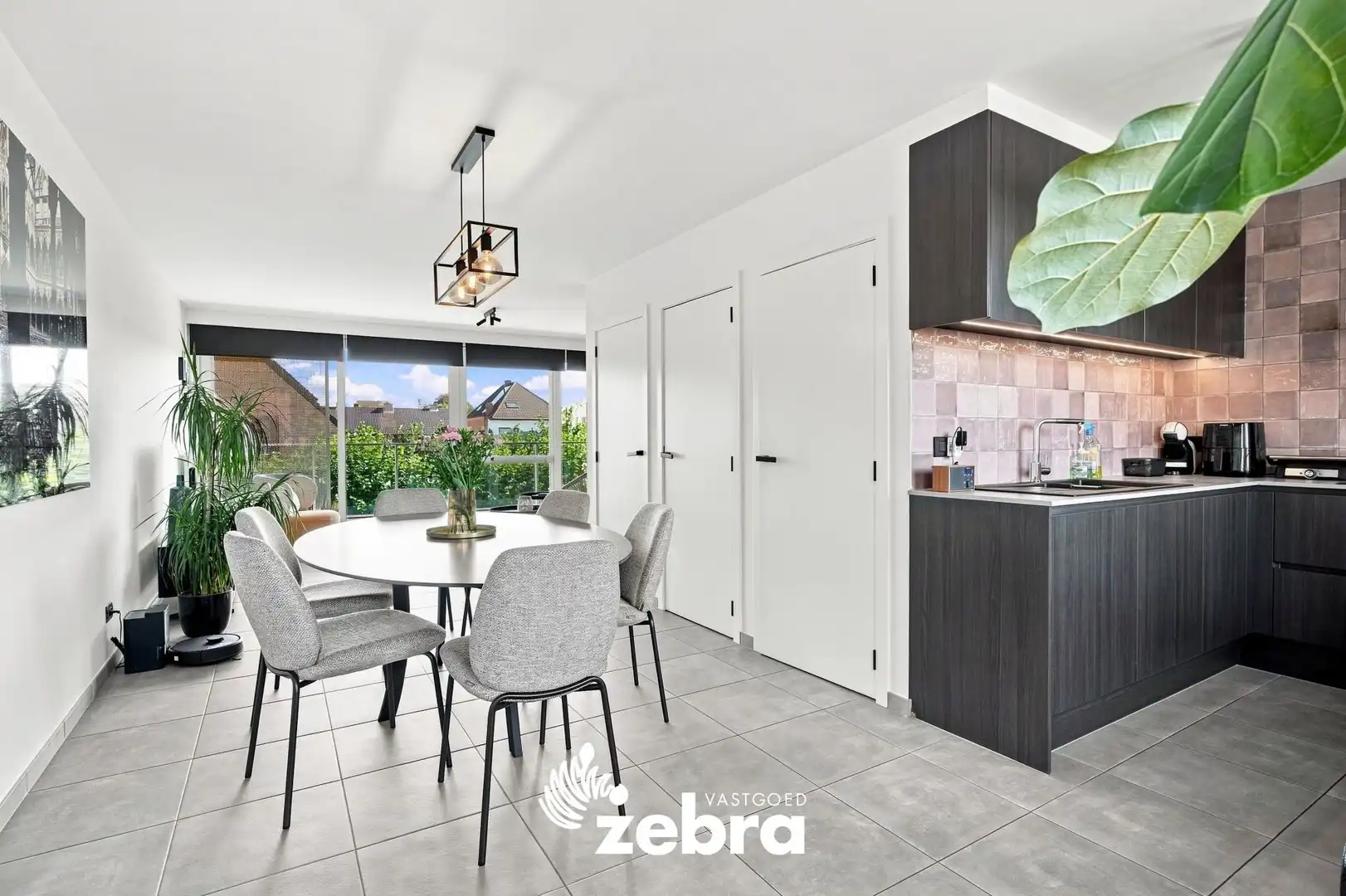 Lichtrijke bel-etage met terras en ruime garage in Assebroek! foto 9