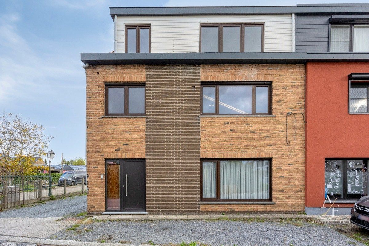 Ruime halfopen woning met potentieel in rustige straat te Melle foto {{pictureIndex}}