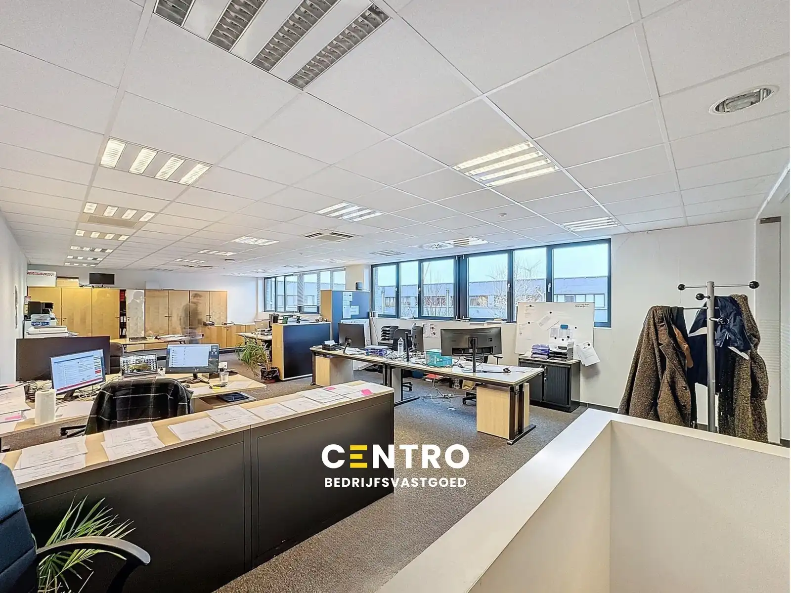 Instapklare KANTOREN (250m²) TE KOOP met 6 private parkeerplaatsen voor de deur te Brugge! Ideale uitvalsbasis naar kust en binnenland! foto {{pictureIndex}}