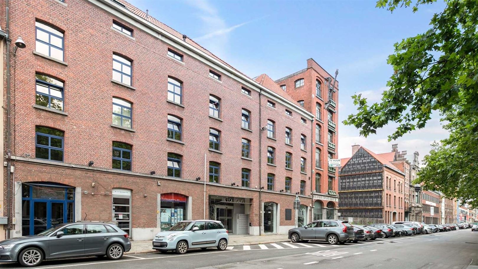 Loftkantoren te huur in gerenoveerd pakhuis foto {{pictureIndex}}