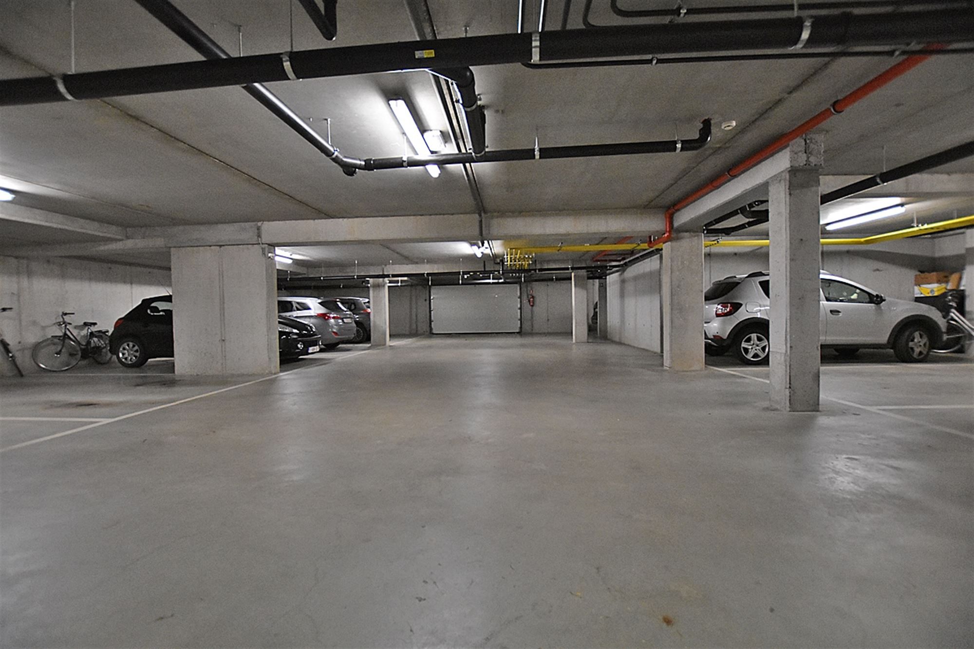 Gelijkvloers APPARTEMENT met 3 slpks, terras, kelderberging en overdekte autostaanplaats foto 11