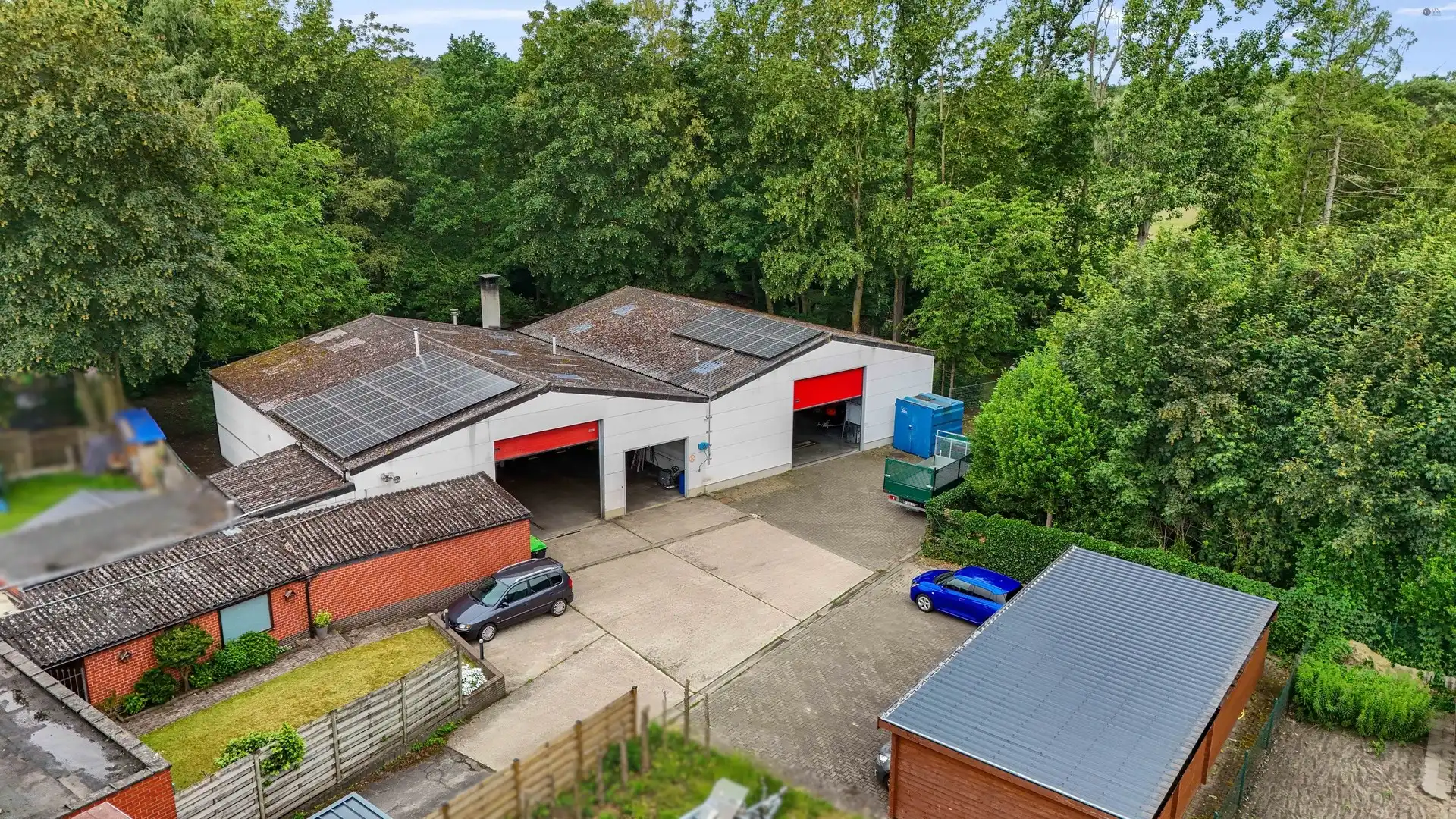 2 Vergunde magazijnen, showroom en woning op een ruim perceel foto 3
