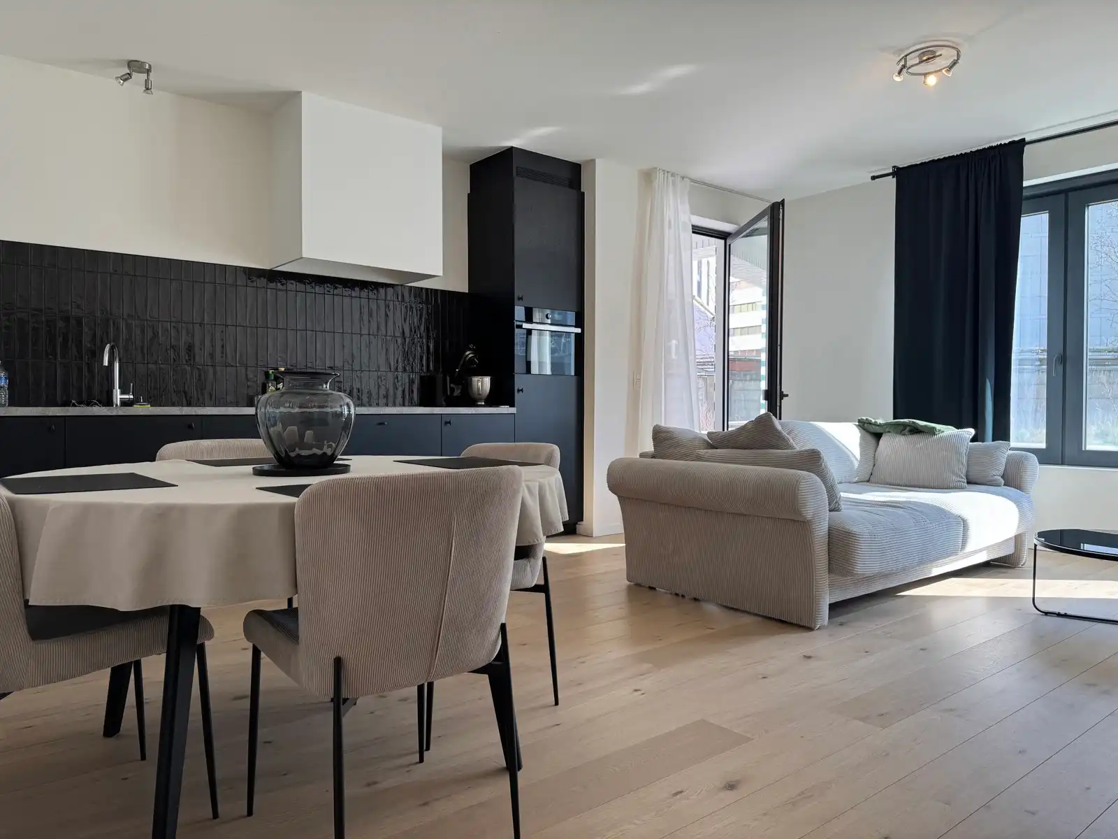 Berchem: Nieuwbouw gelijkvloers één slpk app.+ terras + P foto {{pictureIndex}}