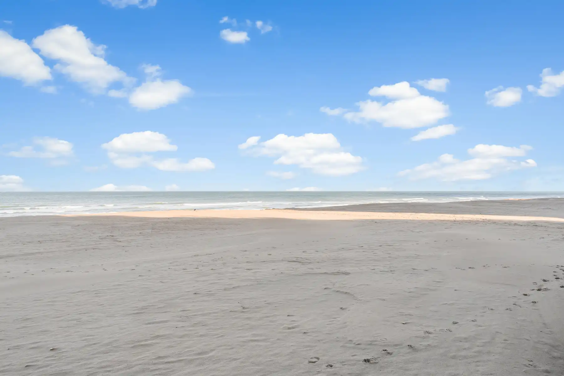 Ruim en zonnig appartement met terras vlakbij zee foto 19