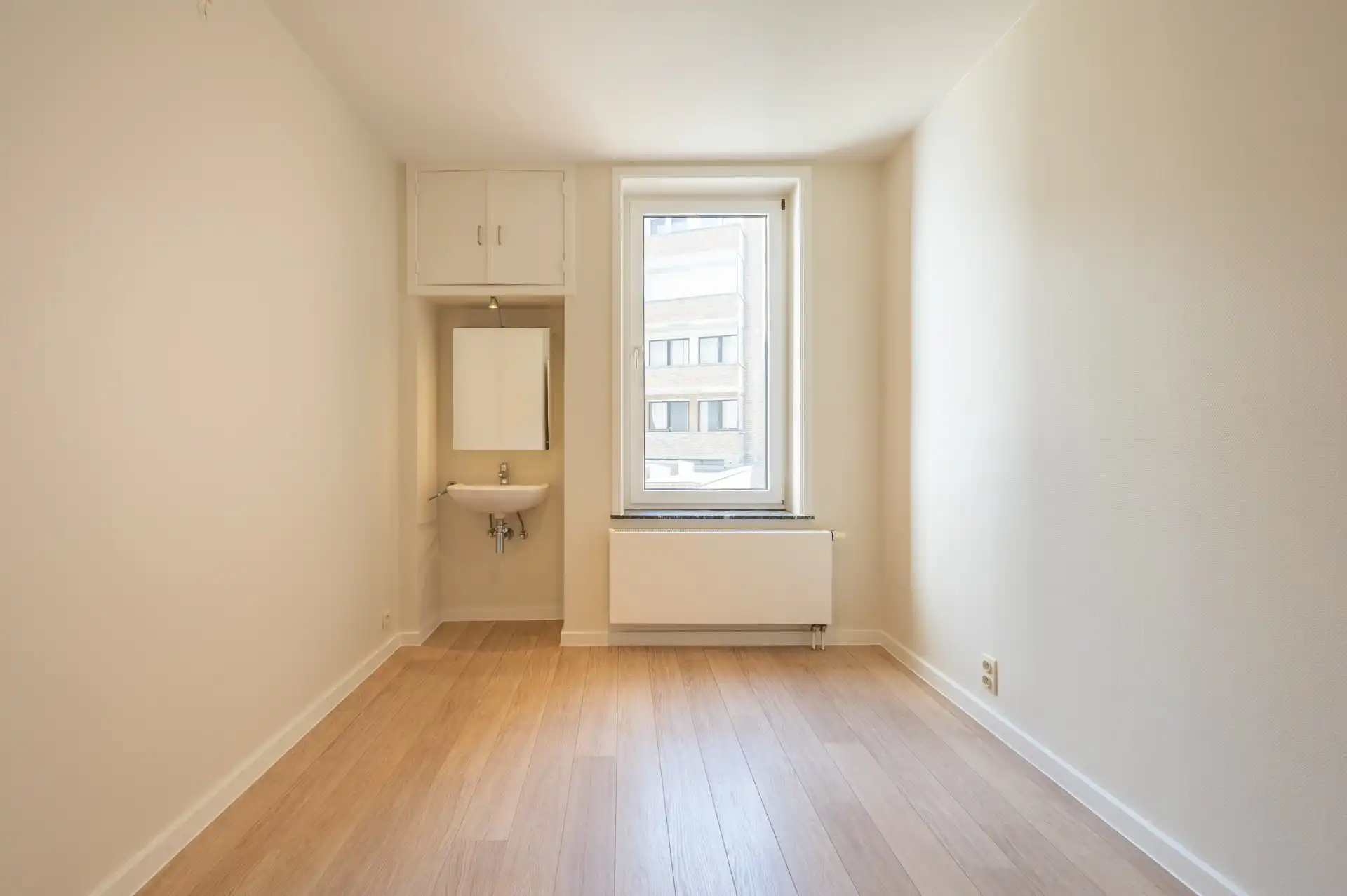 Ongemeubeld: appartement met 2 slaapkamers in een zijstraat van de Zeedijk! foto 8