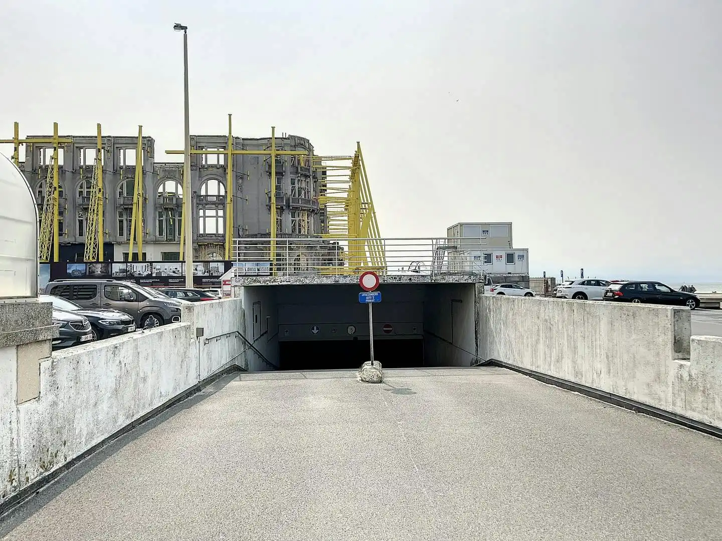 Garagebox te koop op het Hendrikaplein. foto 4