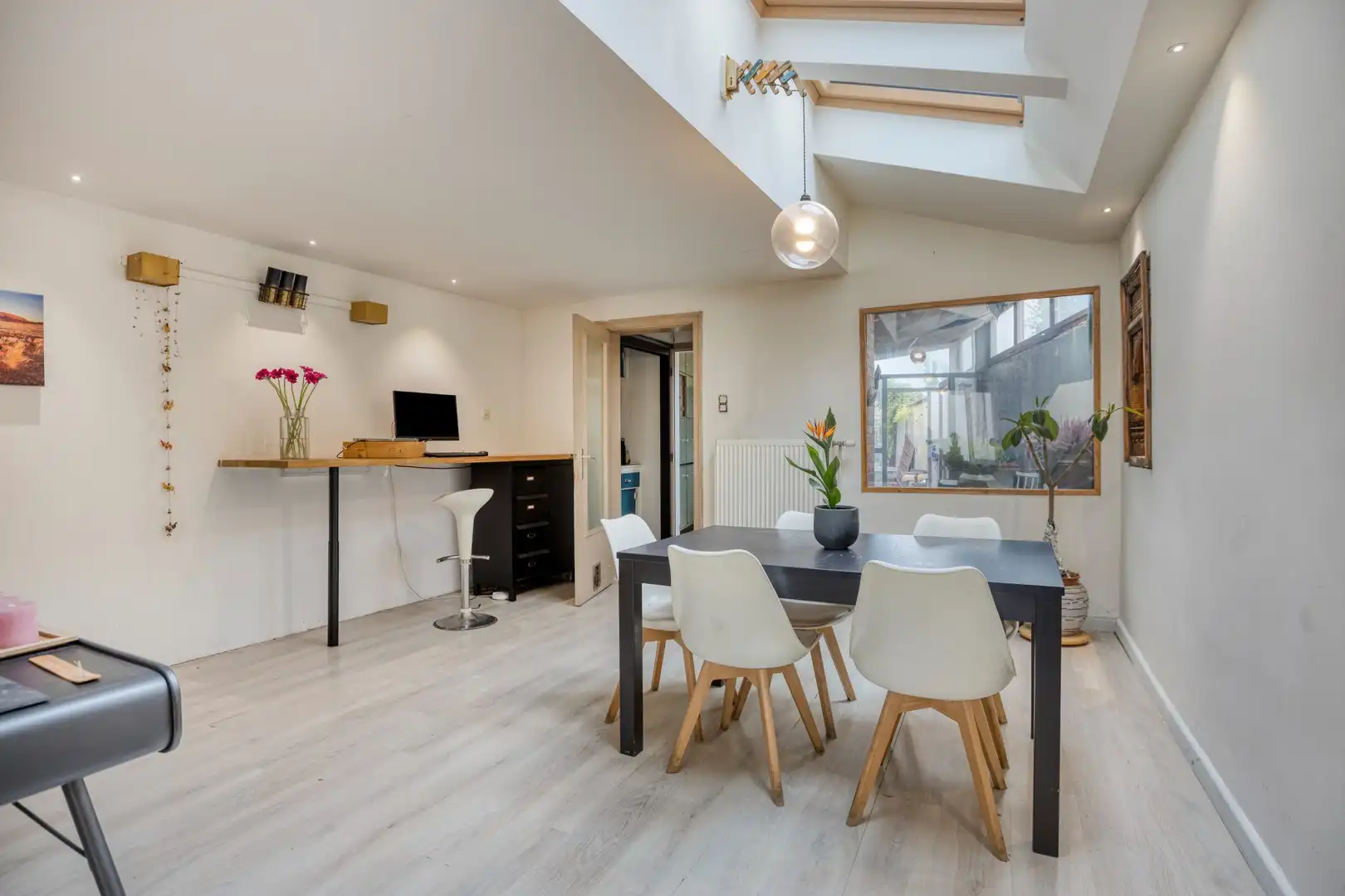 Af te werken woning met uitweg achteraan te Sint-Kruis. foto 2