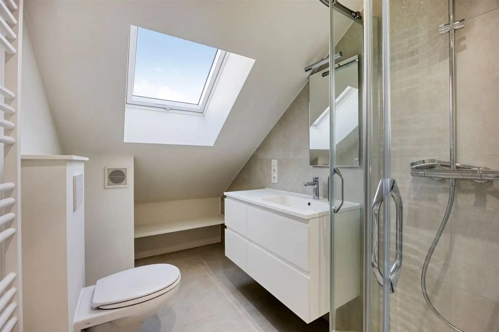Gerenoveerde woning met 4 slaapkamers en tuin foto 20