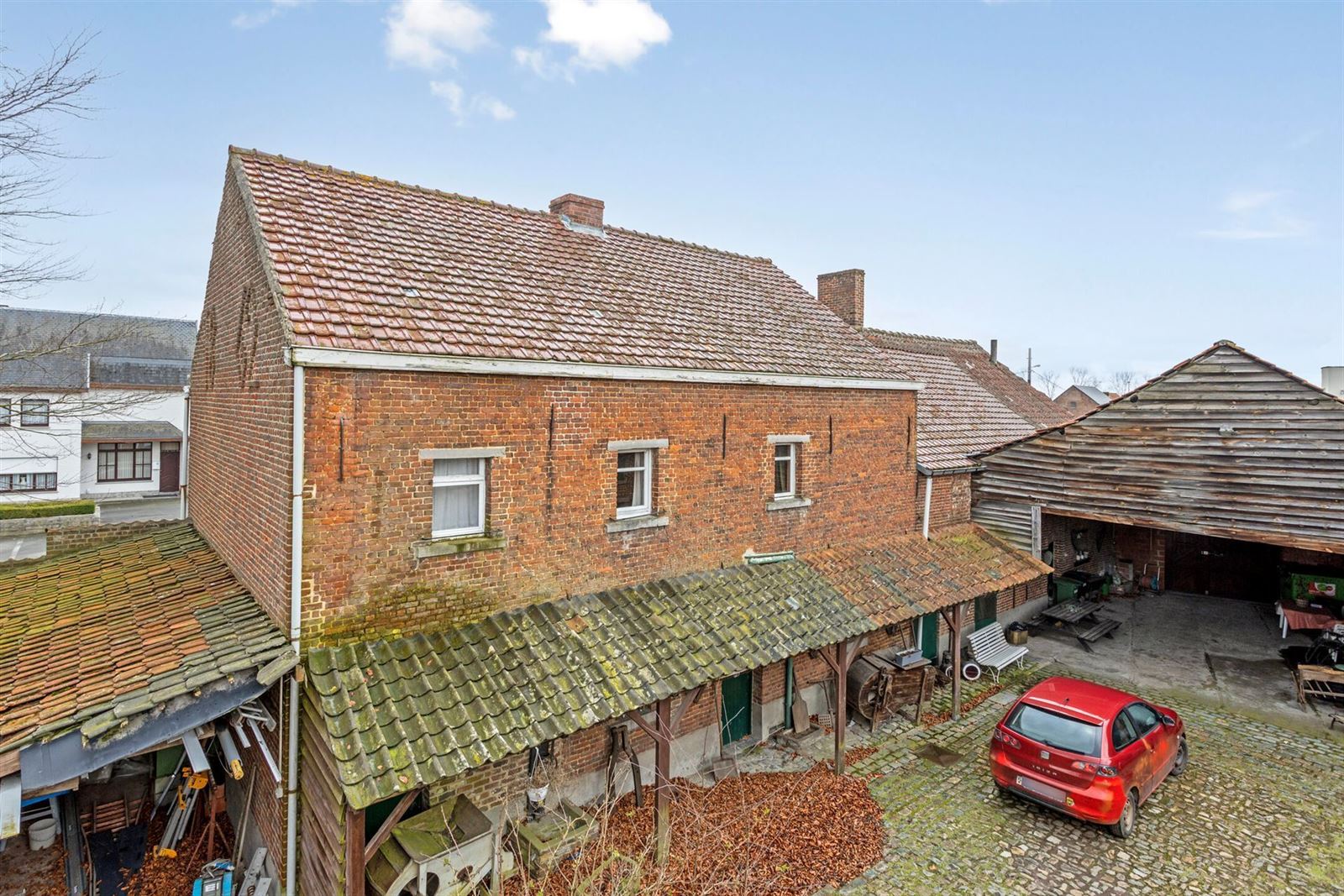 Ruime woning met karrehuis en binnenplein foto 32