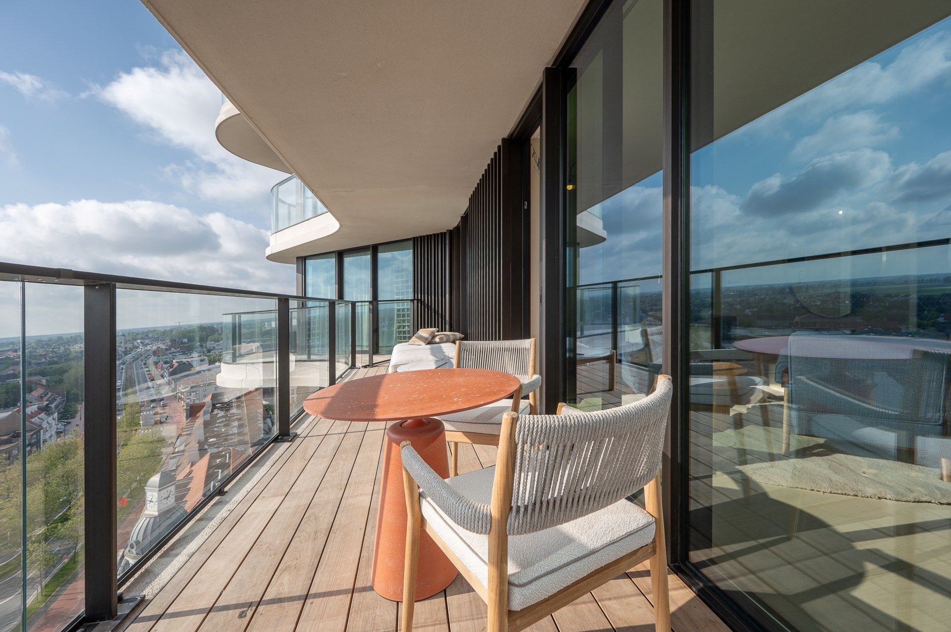 Luxueus appartement met een zeer ruim terras gelegen in de exclusieve residentie The Tower. foto 1