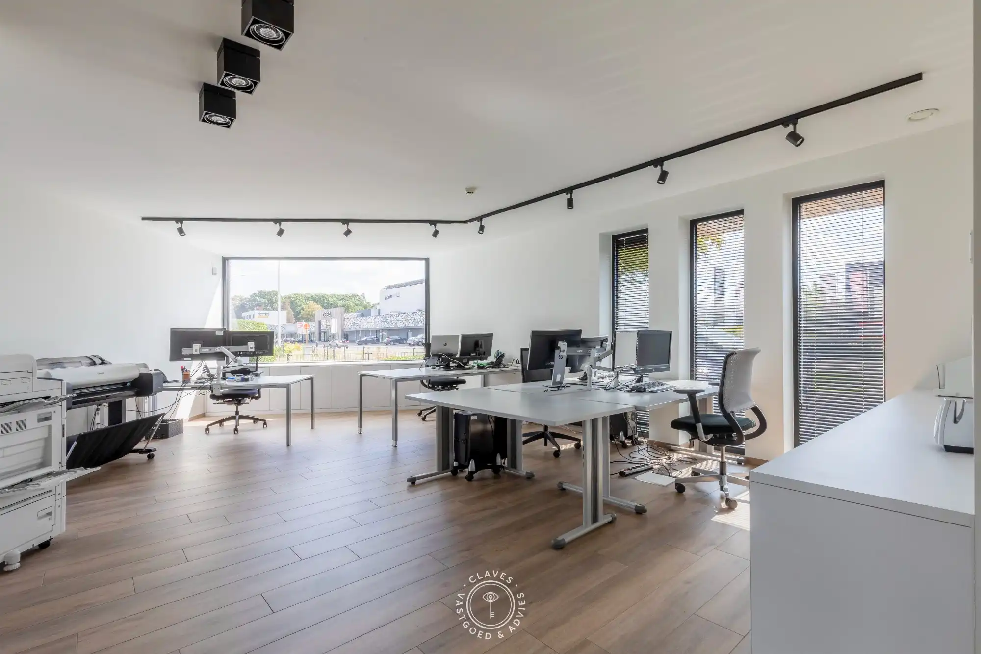 Modern kantoorgebouw met verhuurd appartement op uitstekende zichtlocatie in Belsele foto 2