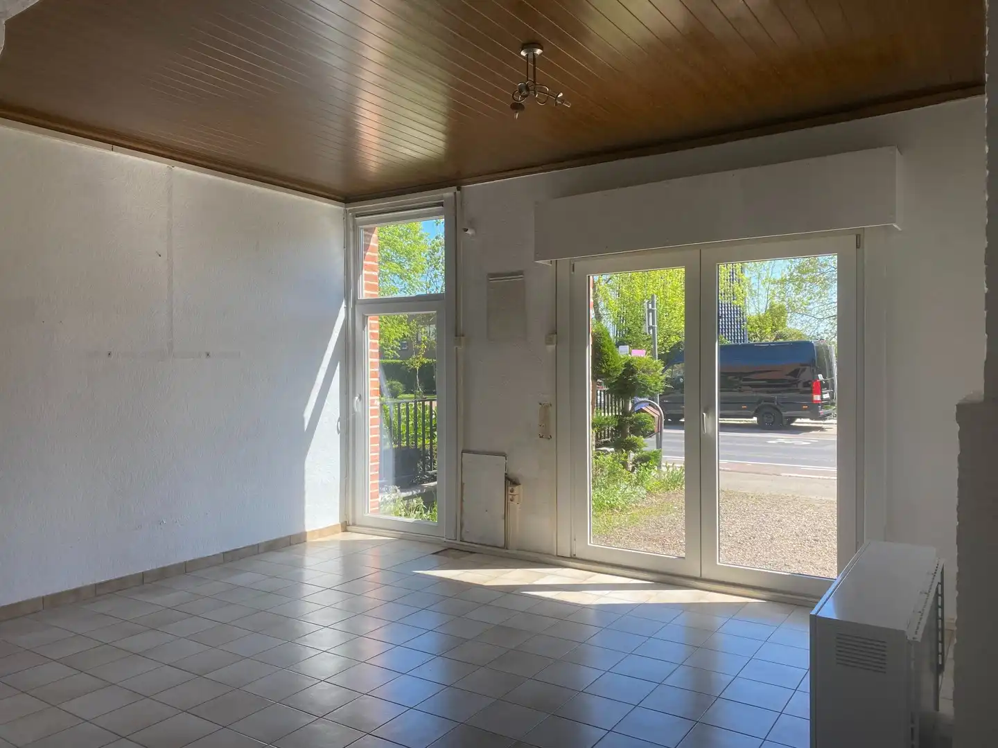 Centraal gelegen te renoveren woning met ruime garage en achterliggende tuin foto 4