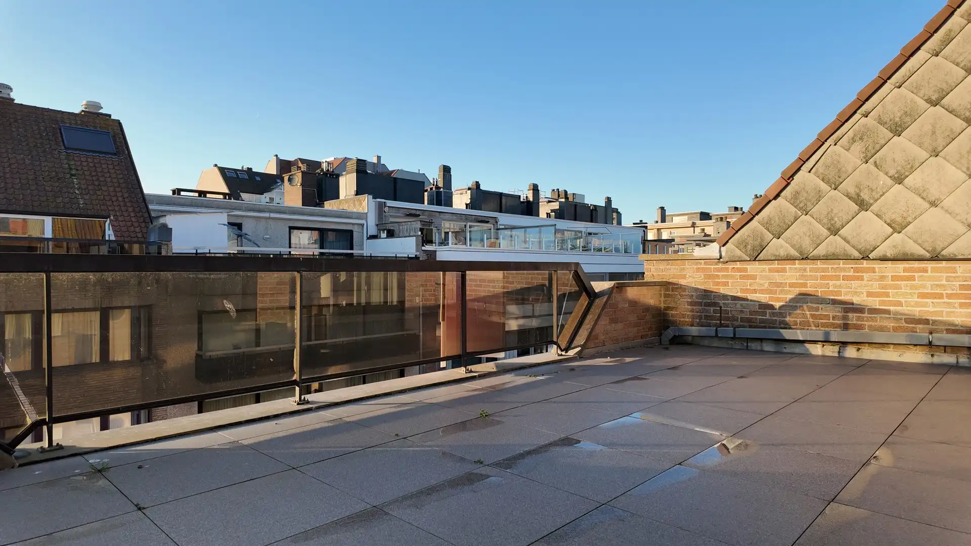 Gemeubeld: gerenoveerd appartement vlakbij de zeedijk met prachtige terrassen foto 8