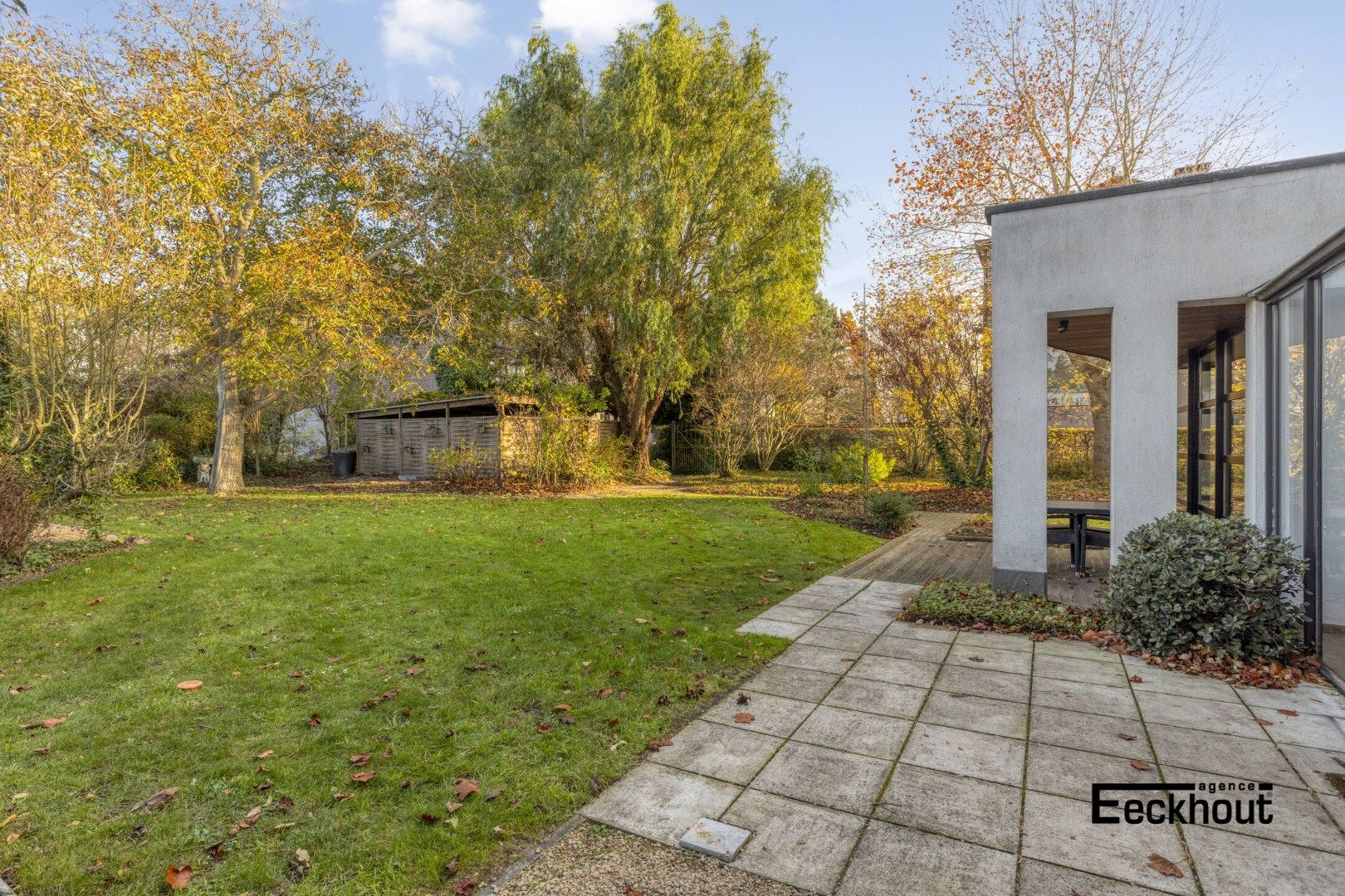 Ruime halfopen woning met prachtige aangelegde tuin en carport voor 2 wagens! foto 13