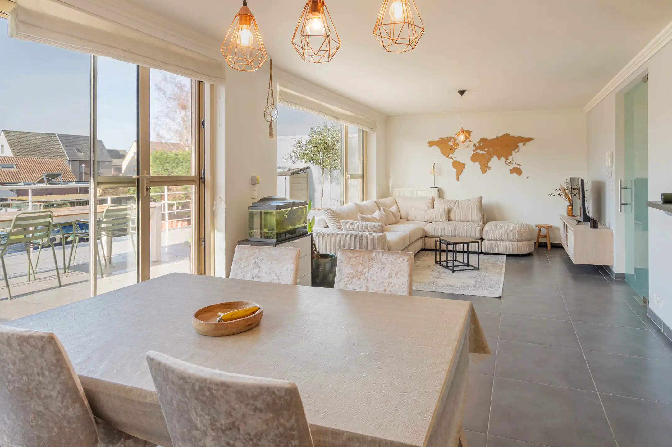 Ruim instapklaar 3 slaapkamer appartement met groot terras foto {{pictureIndex}}