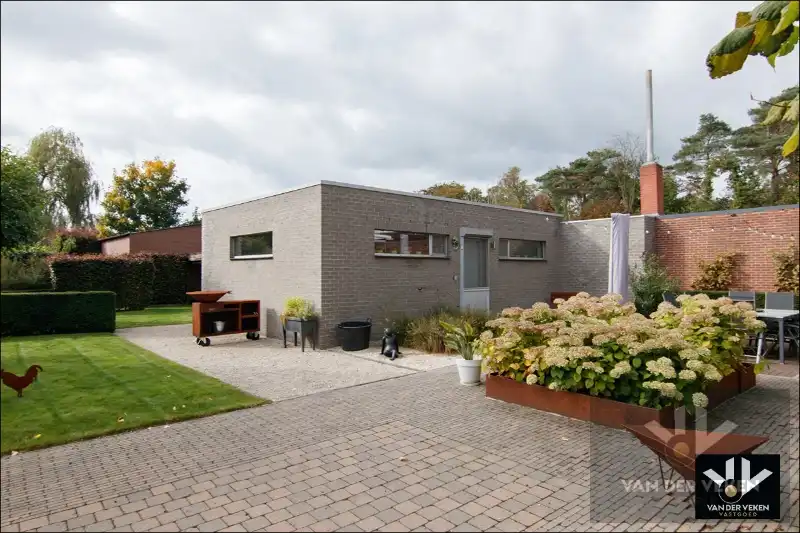 Knap afgewerkte, energiezuinige en ruime woning met vier slaapkamers, guesthouse/praktijkruimte op een centrale (maar toch bosrijke!) locatie te As foto 4