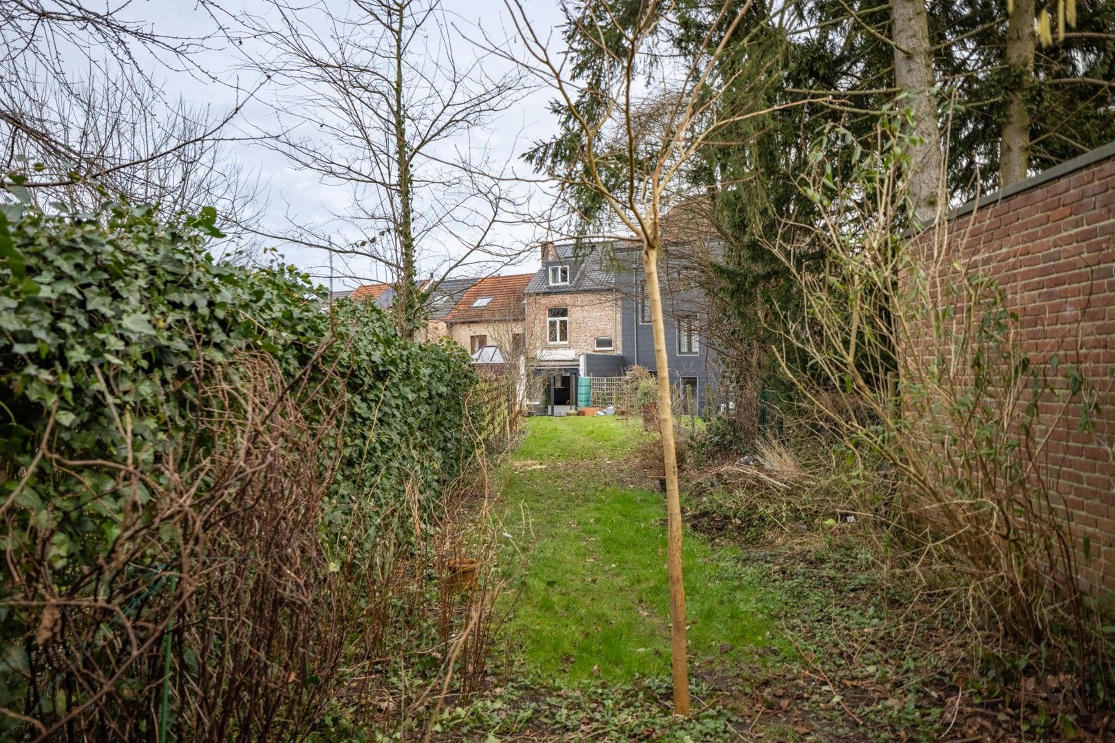 Gerenoveerde rijwoning met tuin in populaire buurt foto 3