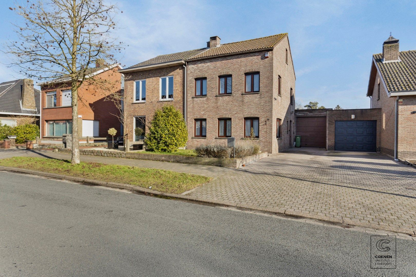 Ruime op te frissen woning met  3 slpk en een bew opp van 206 m² op een TOPlocatie te Zandvliet! foto {{pictureIndex}}