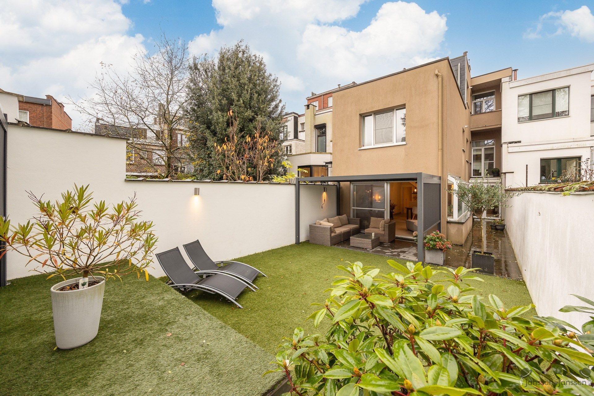 Gerenoveerd herenhuis met min. 4 slaapkamers en praktijkruimte in Berchem.  foto 2