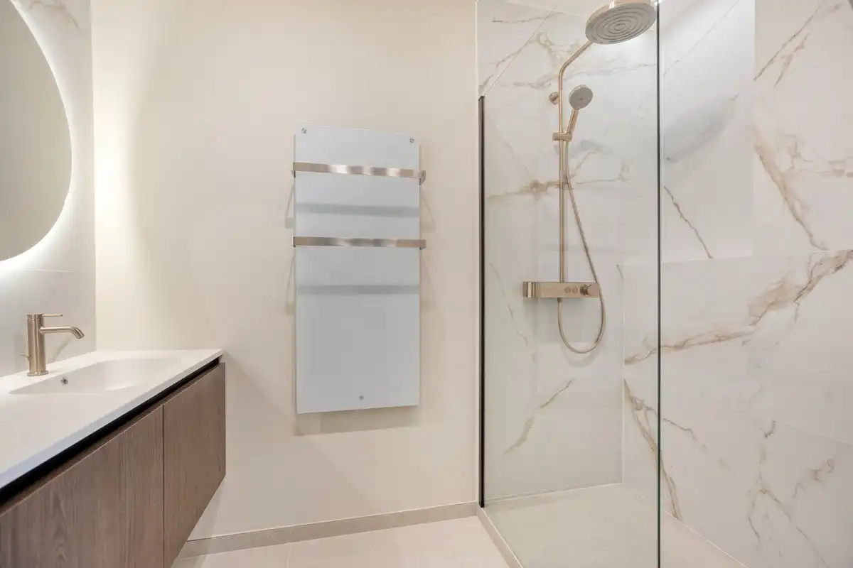 Luxueus gerenoveerd appartement + privé-kelder foto 6