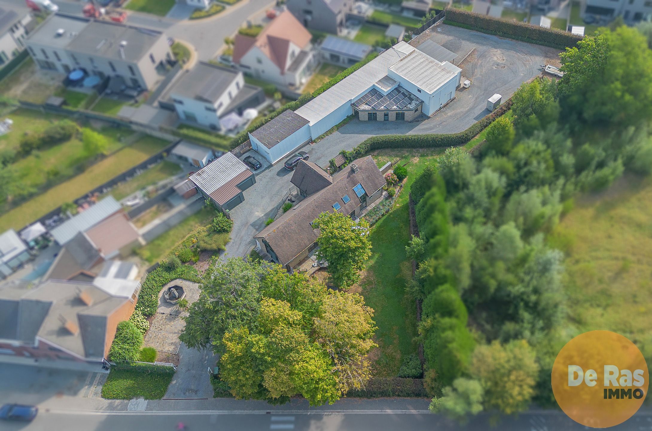 HERZELE – Multifunctionele loods met villa foto {{pictureIndex}}