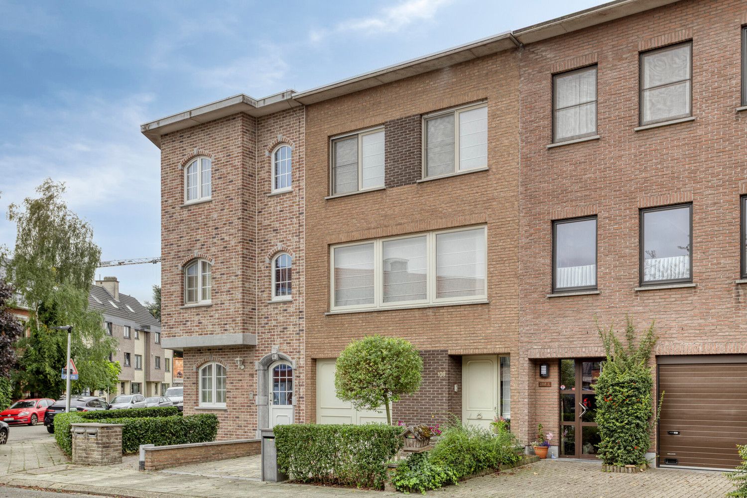 Mooie bel-étagewoning met 3 slks, garage, zomerkeuken en tuin! foto 4