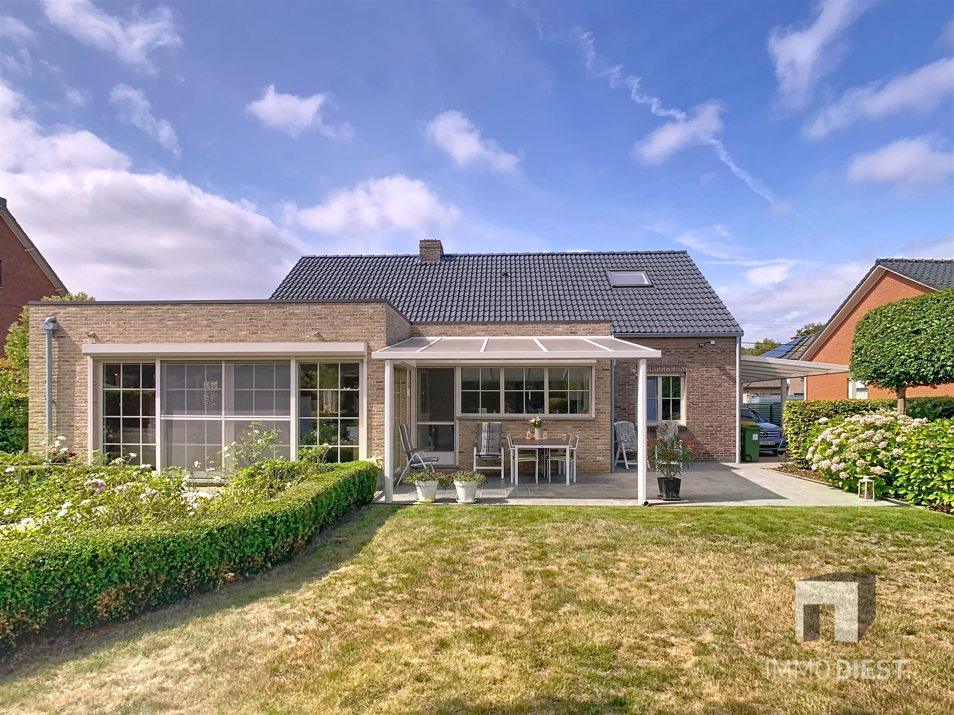 Aantrekkelijke en instapklare woning met 3 slaapkamers en prachtig aangelegde tuin op 12a 77ca. foto 4