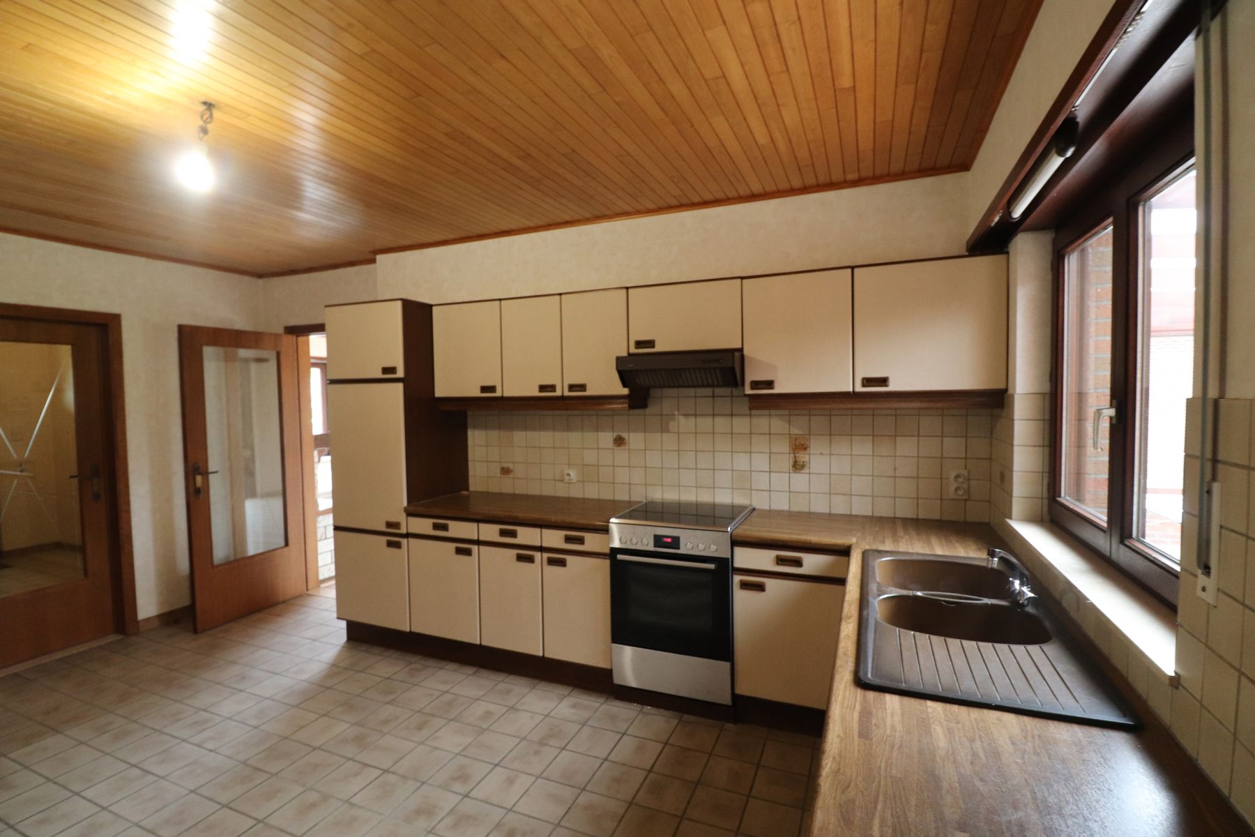 Laagbouwwoning met 2 slaapkamers, garage, terras en tuin. foto 5