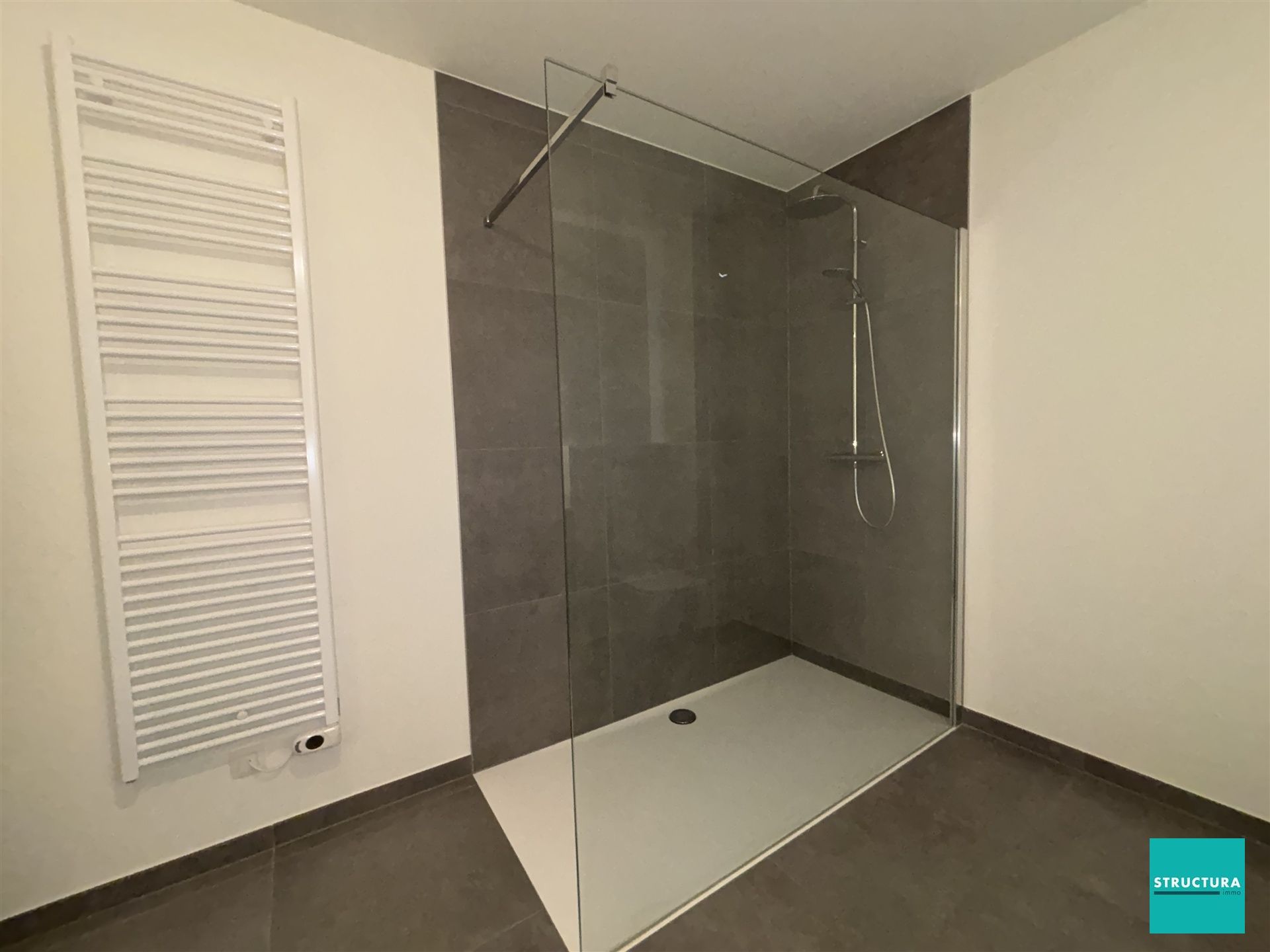 Ruim nieuwbouw appartement met tuin en staanplaats foto 18