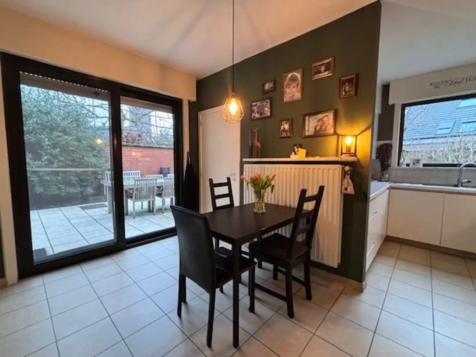 Ruime hoekwoning met terras, tuin en garage. foto 5