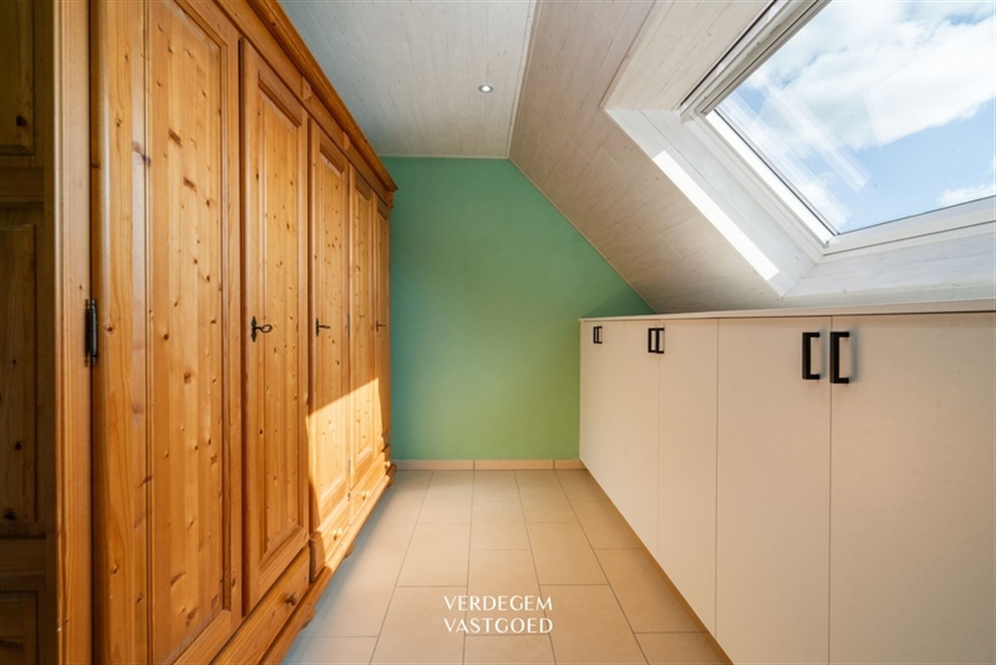 Prachtige villawoning in landelijke stijl met 3 slaapkamers, 3 garages en geniettuin foto 19