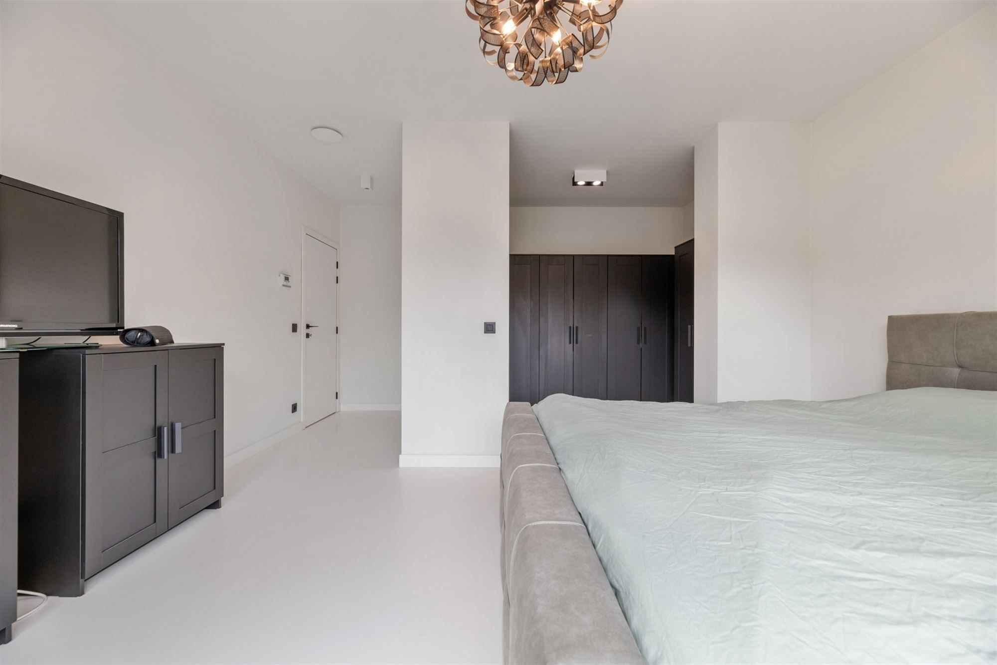 MODERNE VOLLEDIG AFGEWERKTE EN INSTAPKLARE WONING MET 3 SLAAPKAMERS EN POLYVALENTE KELDER VOOR BIJBEROEP foto 19