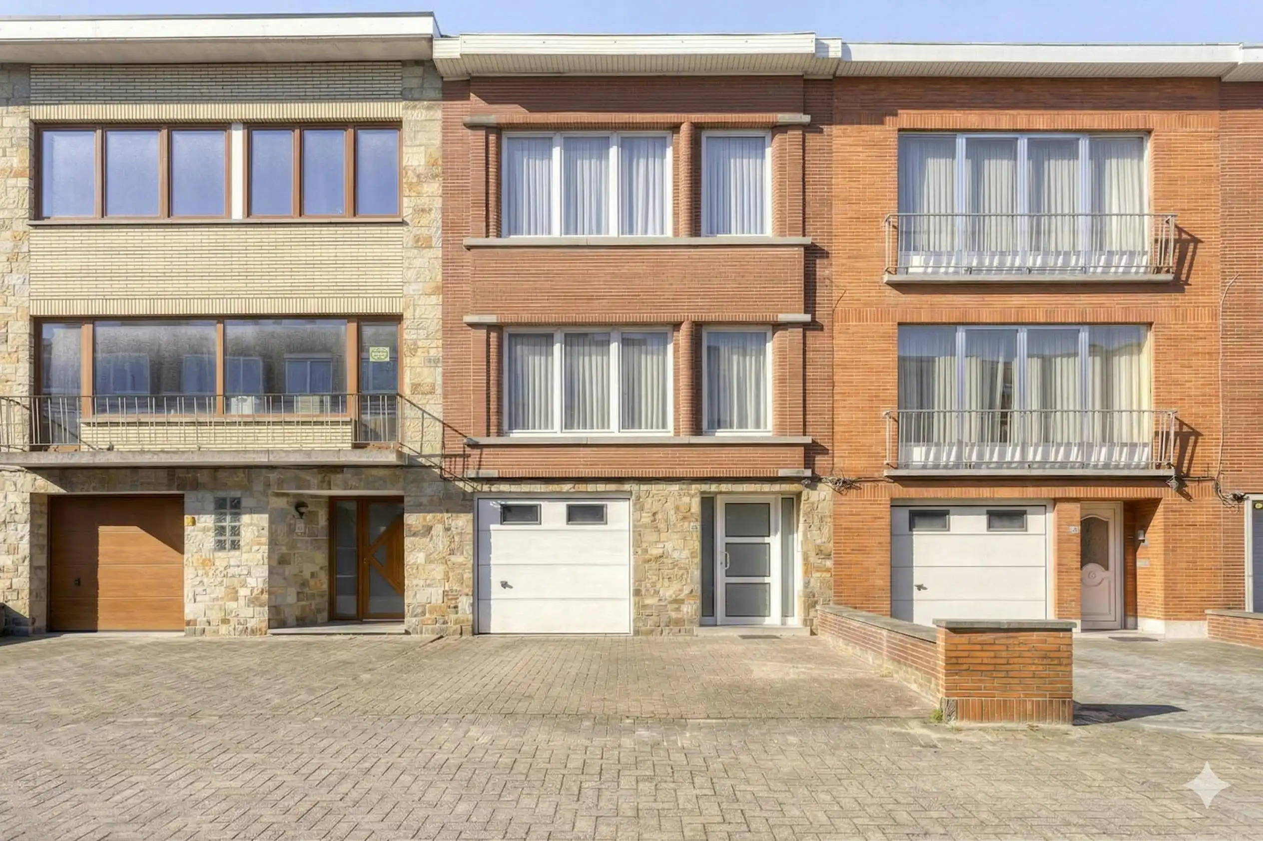 Ruime Woning ingedeeld als drie appartementen in Strombeek-Bever foto {{pictureIndex}}