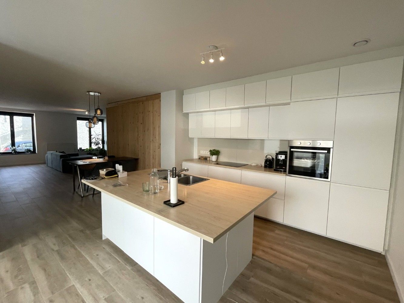 Instapklaar en polyvalent handelspand met 2 handelsruimten en ruim appartement foto 15