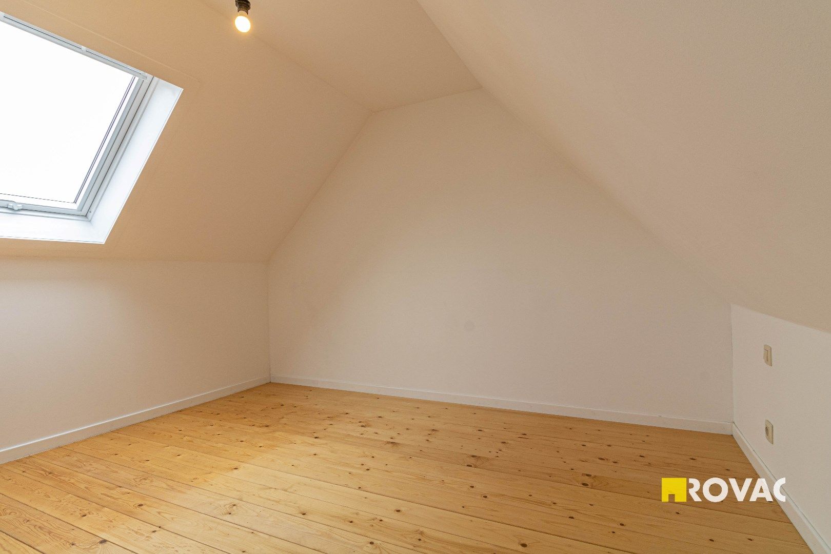 Gerenoveerde hoekwoning met 2 slaapkamers, tuin en uitweg.  foto 23