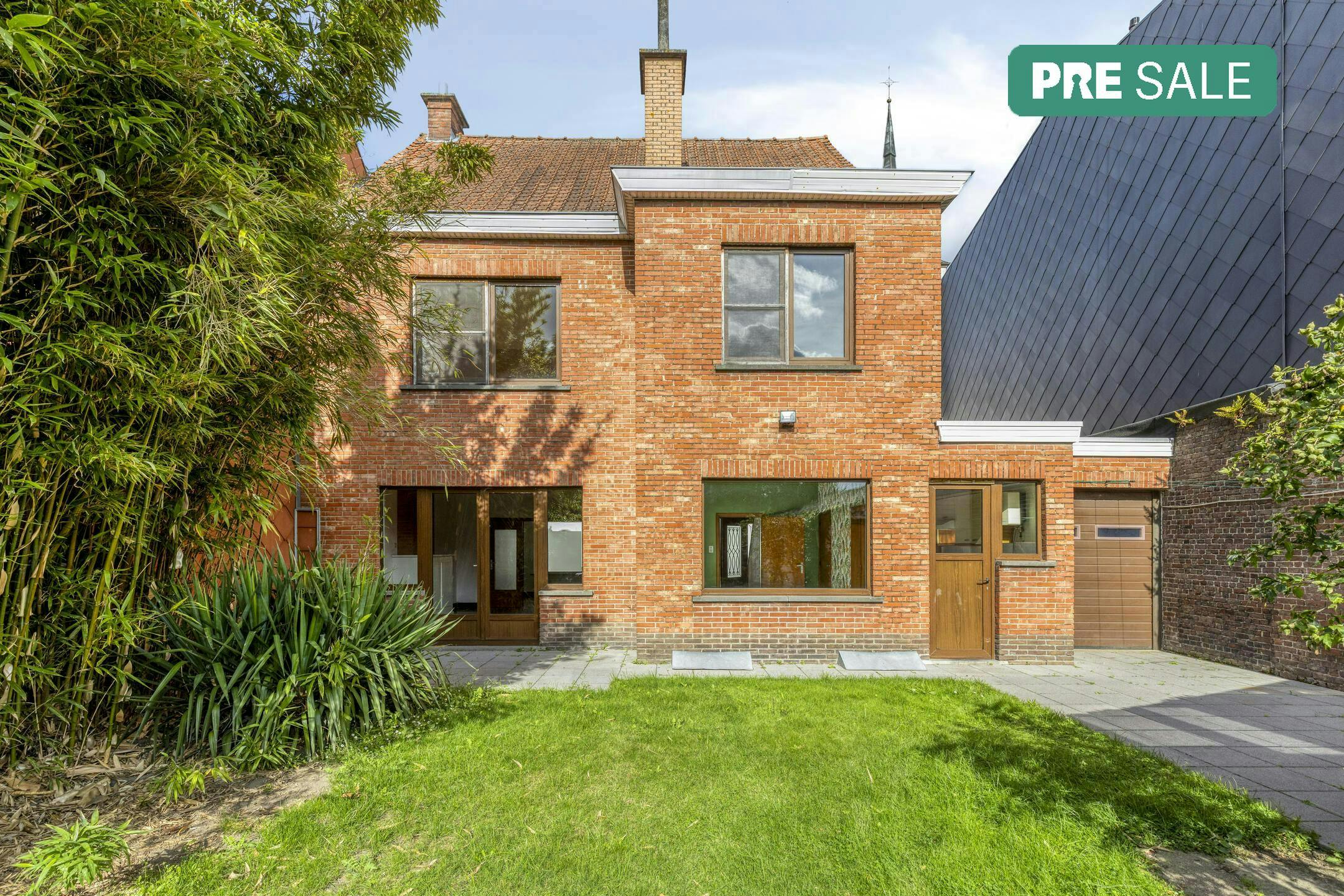 Hoofdfoto van de publicatie: Ruime woning met tuin & potentieel in hartje Landegem