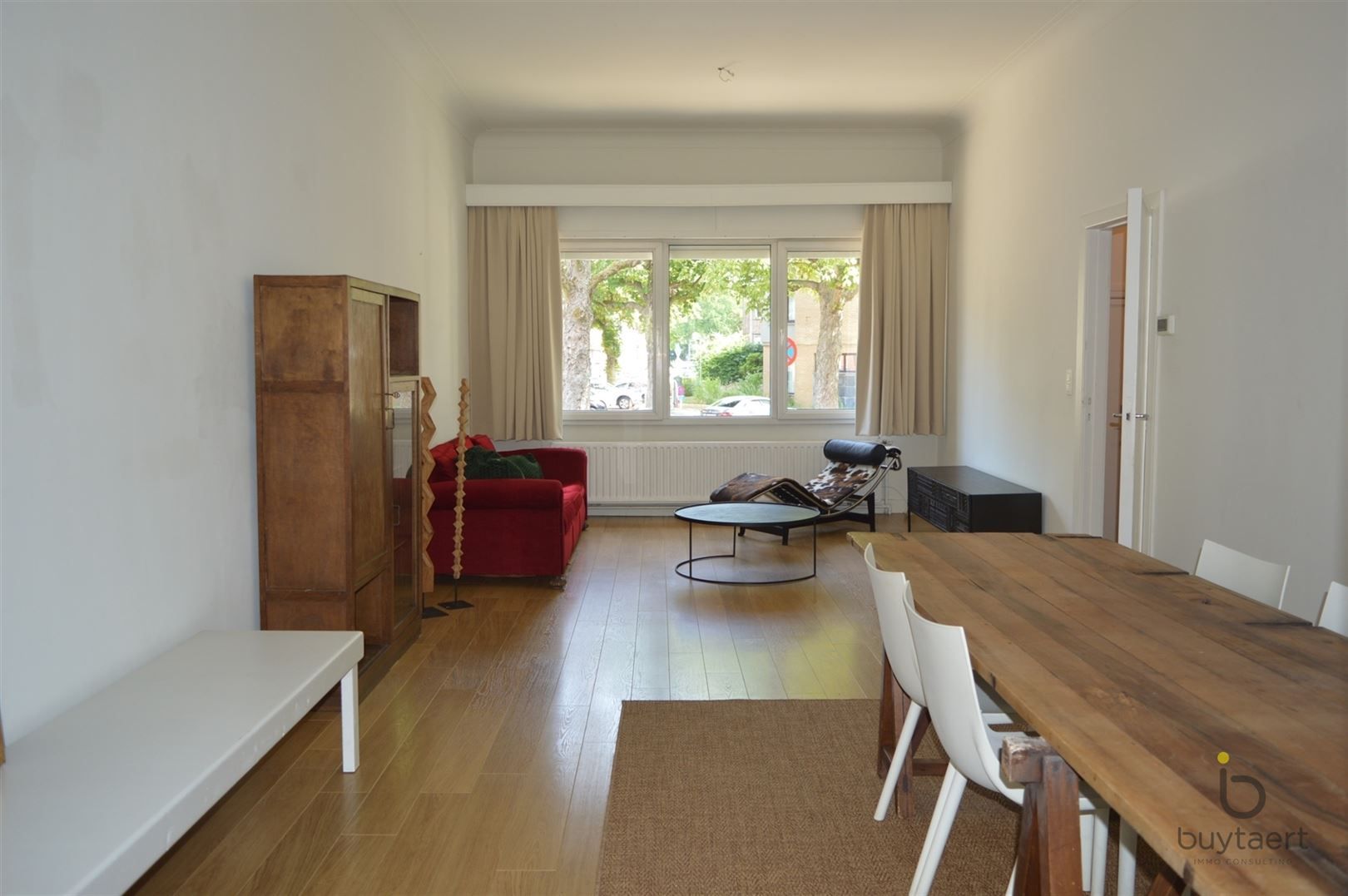 Karaktervolle art deco woning met vier slaapkamers en tuin midden in het welgekende "Pullhof" te Berchem. foto 2