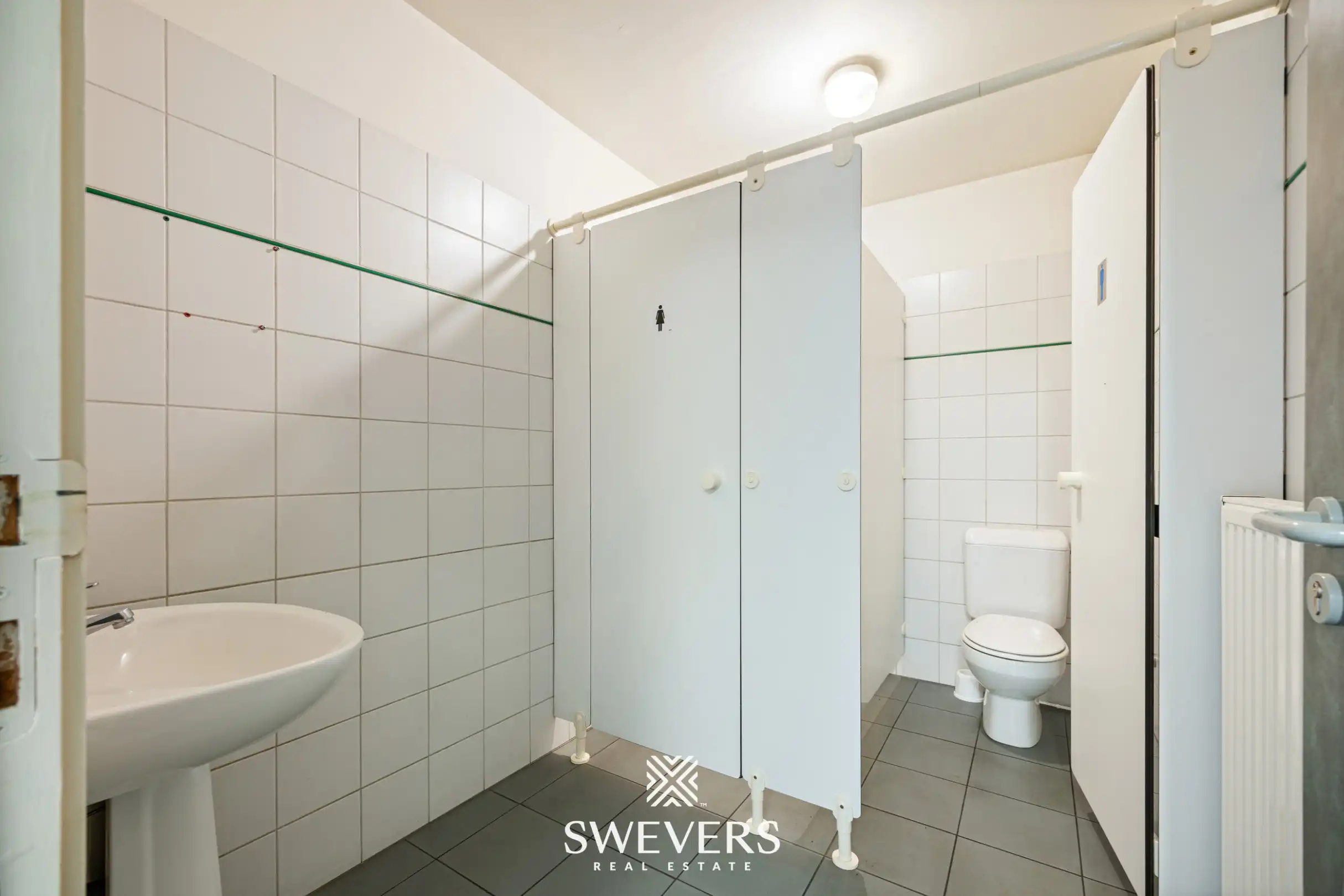 Commerciële gelijkvloerse ruimte met flexibele bovenverdieping voor kantoor of opslag foto 24