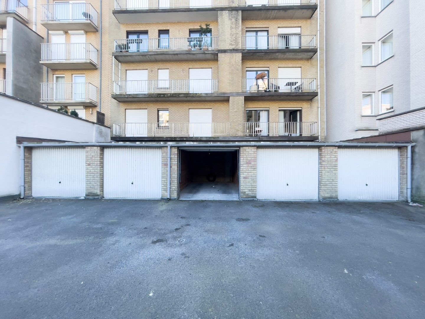 Garagebox gelegen op het gelijkvloers, vlakbij het Lichttorenplein. foto 5