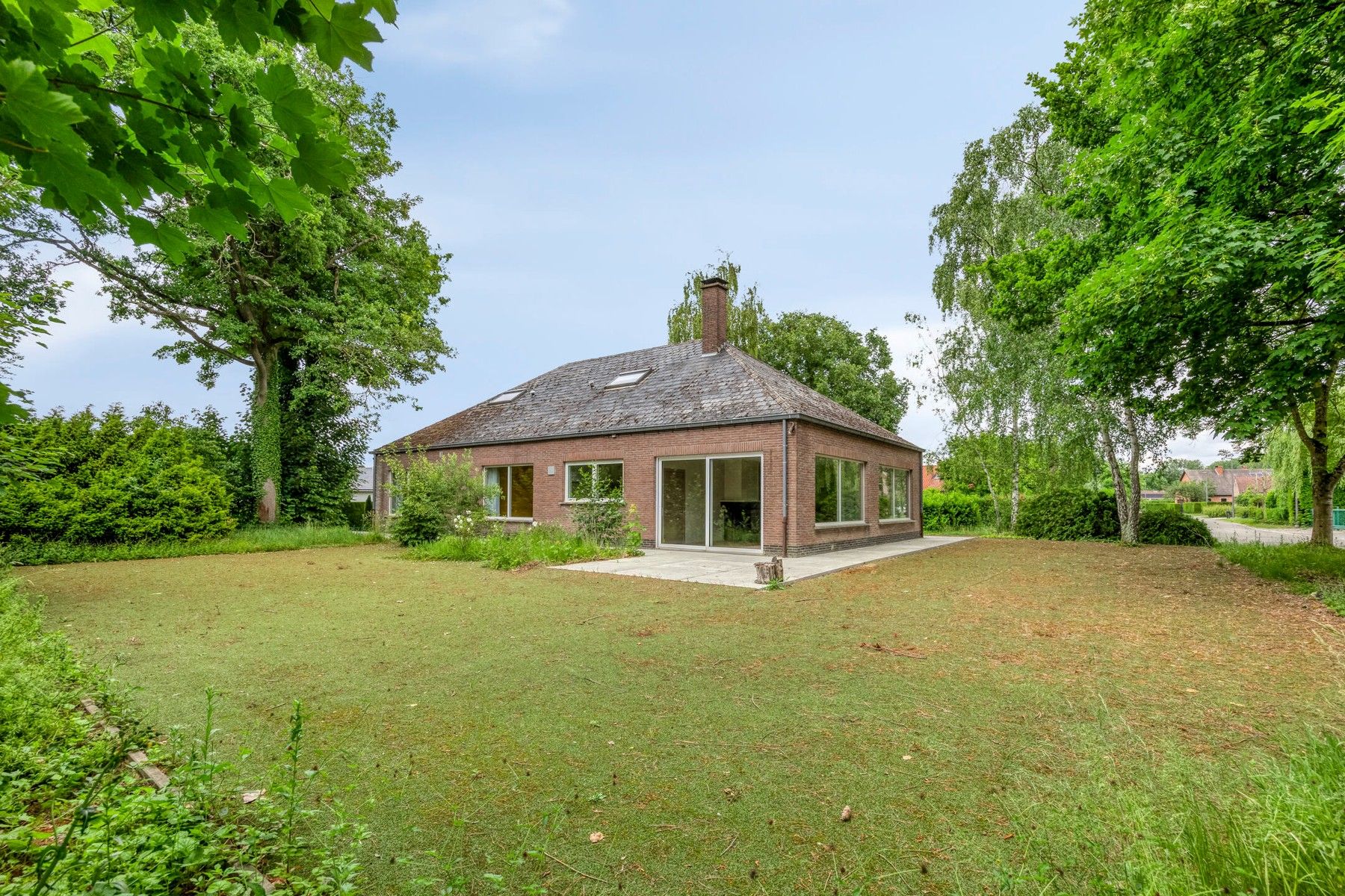 Ruime bungalow op groot perceel foto 2
